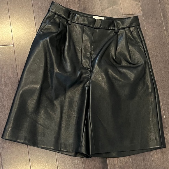 Black Wilfred Effortless Short in vegan leather - Picture 5 of 5